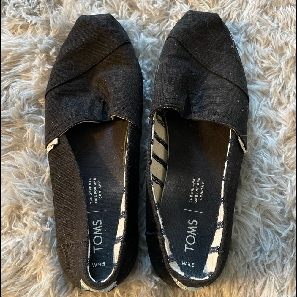 Black TOMS